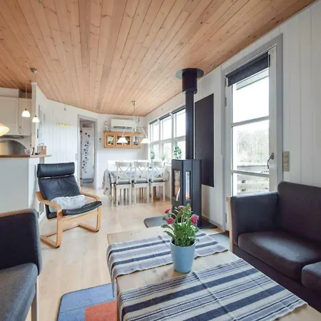 Vakantiehuis Three-bedroom Holiday In *