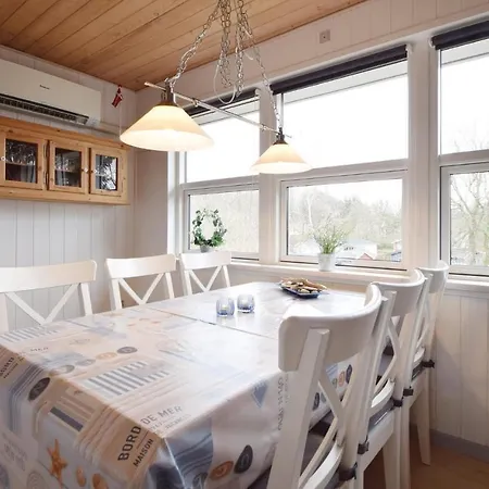 Vakantiehuis Three-bedroom Holiday In *